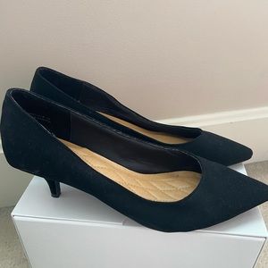 Bamboo Black Pointed Kitten Heels NWOT